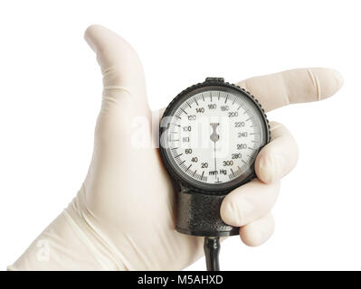 Mano sobre fondo blanco en guante, dispositivo de sujeción para la medición de la presión sanguínea Foto de stock