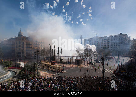 Mascleta petardos en el Ayuntamiento de Valencia durante las Fallas Festival en España. Mascleta petardos en el Ayuntamiento de Valencia durante las Fallas Festival en España.