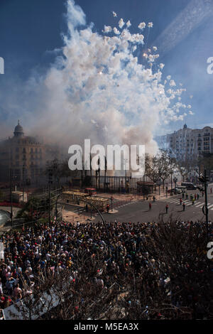 Mascleta petardos en el Ayuntamiento de Valencia durante las Fallas Festival en España. Mascleta petardos en el Ayuntamiento de Valencia durante las Fallas Festival en España.