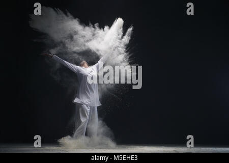 Morena Pole Dancer vistiendo ropa deportiva plateada brillante formación  Fotografía de stock - Alamy