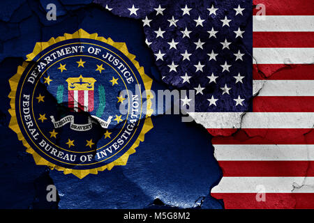 La bandera de EE.UU. y el FBI pintados en la pared agrietada Foto de stock