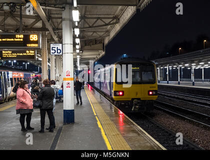 La gente espera de los trenes de la estación de tren de Sheffield en la noche, Inglaterra, Reino Unido. Foto de stock