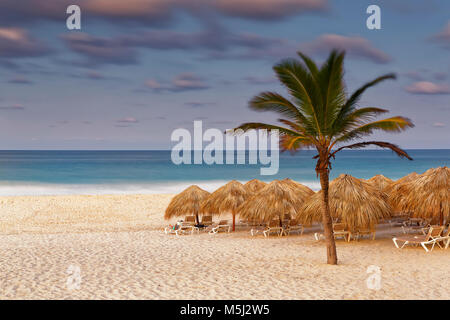 El Caribe, República Dominicana, Punta Cana, Playa Bavaro, playa en el atardecer. Foto de stock