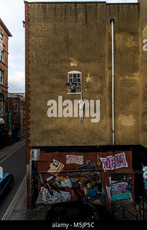 'Bueno' un amante colgado Banksy ilustración en Park Street, Bristol. Foto de stock