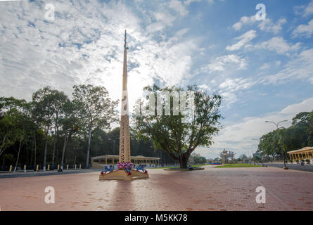 La bandera es de 18 metros de altura frente a la Santa Sede templo Cao Dai, Tây Ninh, Vietnam. La religión cao dai. Foto de stock
