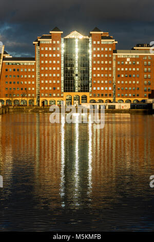 Sol de la tarde en el muelle de anclaje de edificios de oficinas, Erie Basin, Salford, Manchester, Reino Unido Foto de stock