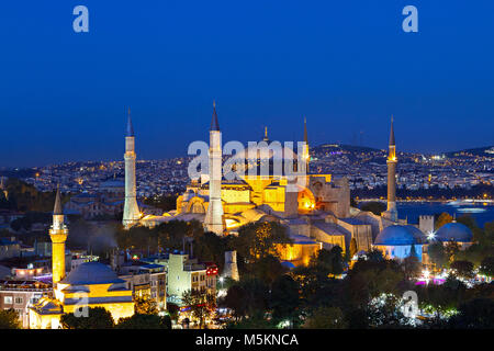Vistas a la Catedral de Santa Sofía Hagia Sophia, en penumbra, en Estambul, Turquía. Foto de stock