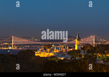Vista nocturna sobre el puente del Bósforo y el Palacio de Topkapi, en Estambul, Turquía. Foto de stock