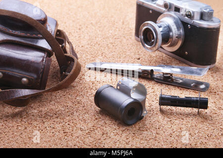 Gadgets y accesorios para los hombres sobre fondo de madera ligera.  Cinturón de moda hombres, monedero encendedor, petaca de acero inoxidable y  la pluma Fotografía de stock - Alamy