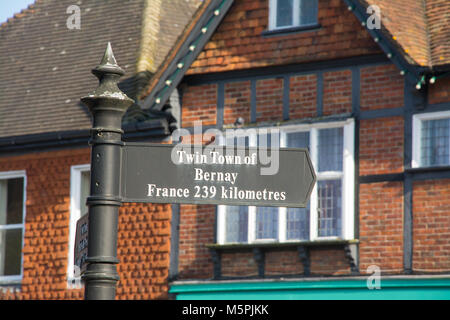 Regístrese en el centro de la ciudad de Haslemere diciendo pueblo gemelo de Bernay Francia 239 Km.