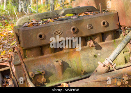 Rusty sigue asolando destruidos del viejo Opel Car halftruck, utilizado en la mina feldspat ahora abandonados. Evje, Noruega central.