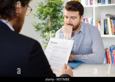 Hombre nervioso durante una entrevista de trabajo