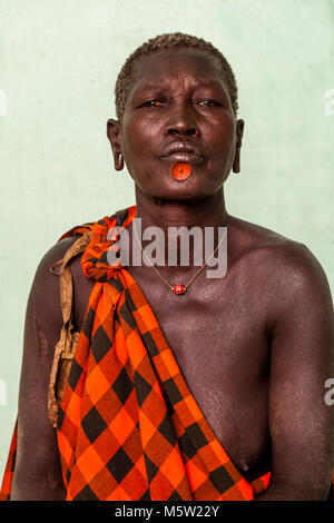 Cap horario grueso Un retrato de una mujer de la tribu Bodi, Bodi Village, Valle de Omo,  Etiopía Fotografía de stock - Alamy