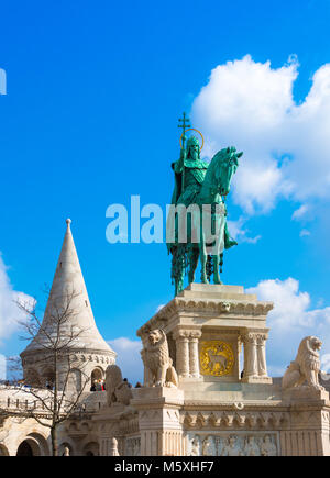 Estatua del rey san Esteban y pescadores torres en la Iglesia de San Matías, Budapest, Hungría Foto de stock