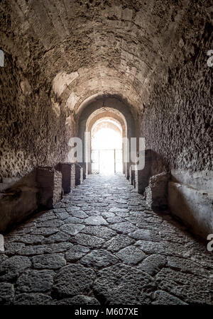 Túnel de entrada al anfiteatro de Pompeya, Italia.