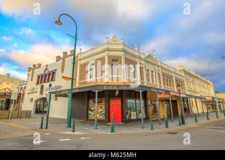 Albany, Australia - Dec 28, 2017: Empire edificios con Mark Blyth fina joyería y butterscotch esquina de la calle de York y Stirling en la terraza Foto de stock