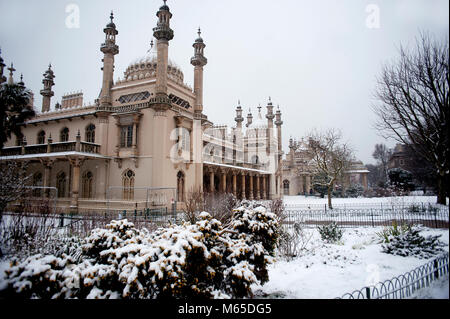 Brighton el famoso Royal Pavilion y jardines cubiertos de nieve, como la congelación de las condiciones de Siberia se convirtió en blanco del Reino Unido a finales de febrero, 2018.