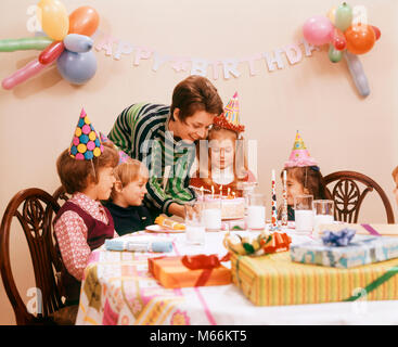 Feliz cumpleaños de un niño pequeño de 2 años Fotografía de stock - Alamy