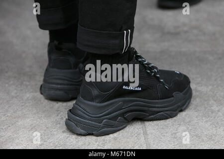 Milán - de febrero: el hombre negro Balenciaga sneakers antes del Emporio Armani Fashion Show, la Semana de la de Milán street style en Febrero 25, 2018 en mi