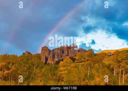 Doble arco iris, Aspen, Populus tremula, Cimmaron Ridge, Uncompahgre National Forest, Colorado Foto de stock