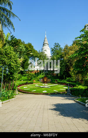 Wat Phnom es un templo budista situado en Phnom Penh, Camboya, con hierba reloj es de color verde. Es la estructura religiosa más alto en la capital Foto de stock