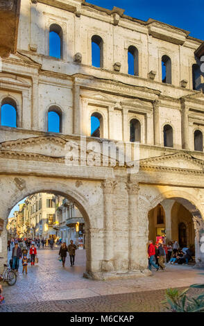 Porta Borsari la antigua puerta romana Verona Italia Fotograf a