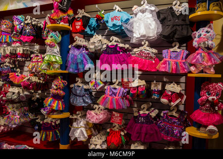 Build-a-Bear ropa mostrar en Hamleys, juguetería, gran tienda de juguetes  de Londres, Regent St, RU juguetería estantería Fotografía de stock - Alamy