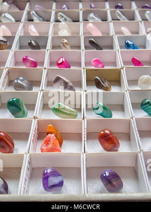 Gemas multicolor en una caja de madera. Piedras preciosas. Colección de  minerales Fotografía de stock - Alamy