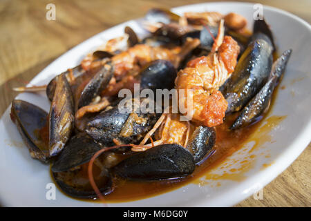 Plato de sopa de mariscos con mejillones y crustáceos vestida con salsa de tomate Foto de stock