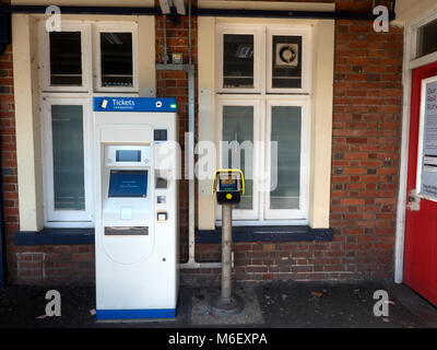 Máquina de billetes en la estación de ferrocarril, Totton, New Forest, Hampshire, Inglaterra, Reino Unido.