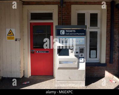 Máquina de billetes en la estación de ferrocarril, Totton, New Forest, Hampshire, Inglaterra, Reino Unido.
