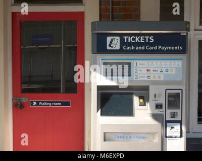 Máquina de billetes en la estación de ferrocarril, Totton, New Forest, Hampshire, Inglaterra, Reino Unido. Máquina de billetes en la estación de ferrocarril, Totton, New Forest, Hampshire, Inglaterra, Reino Unido.
