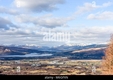 La ciudad de Fort William, en las Highlands de Escocia, Gran Bretaña, en un soleado día de invierno nublado y Foto de stock