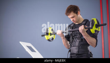 Hombre trabajando fuera la formación con EMS barbell closeup, poder plantear Foto de stock