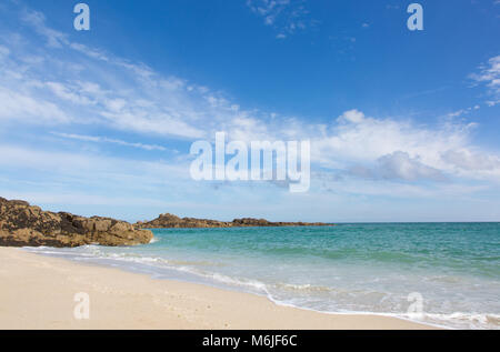 Cielos azules a lo largo de arena dorada en las Islas del Canal de la Mancha. Foto de stock