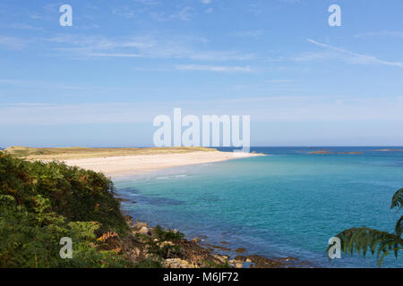 Cielos azules a lo largo de arena dorada en las Islas del Canal de la Mancha. Foto de stock
