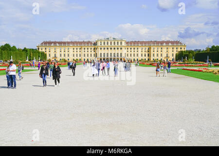 Viena, Austria - El 4 de septiembre de 2017; los turistas de espacio delante de la arquitectura barroca Schonbrunn Palacio Imperial, una de las principales atracciones turísticas