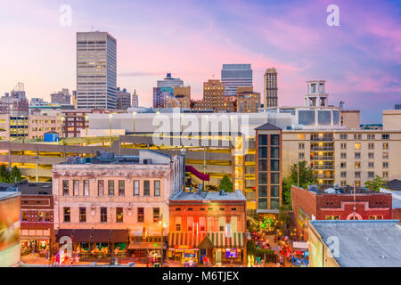 En Memphis, Tennessee, EE.UU., el horizonte de la ciudad sobre la Calle Beale al anochecer. Foto de stock