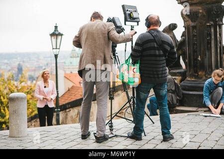 Praga, 28 de octubre de 2017: el equipo de operadores y periodistas disparar informe junto al Castillo de Praga Foto de stock