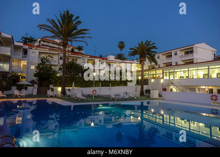 Ruta Hotel activo al atardecer, al anochecer con piscina y reflexiones, los Realejos, Norte de Tenerife Foto de stock