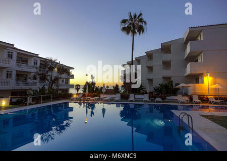 Ruta Hotel activo al atardecer, al anochecer con piscina y reflexiones, los Realejos, Norte de Tenerife Foto de stock