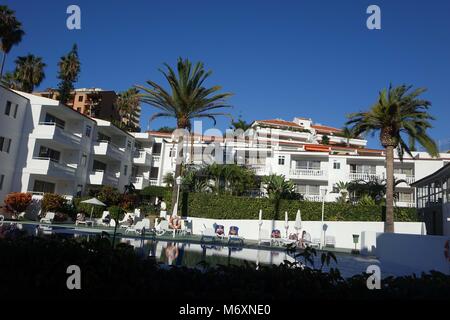 Activa ruta Hotel con piscina y reflexiones y palmeras, los Realejos, Norte de Tenerife Foto de stock