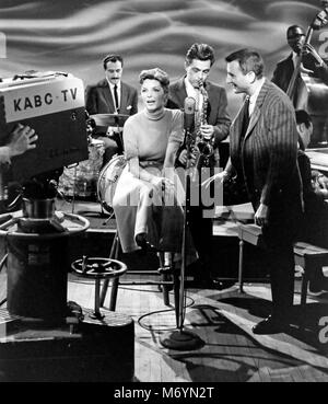 JULIE LONDON (1926-2000), cantante de jazz americano y actriz de cine en el American KABC TV show "estrellas del jazz" en 1957 Foto de stock