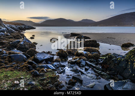 Río que fluye en Luskentire al atardecer en la playa, en la isla de Harris, Western Isles, Escocia Foto de stock