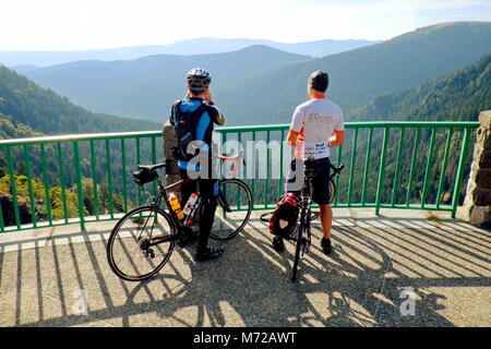 Los ciclistas a lo largo de la Route des Crêtes des Vosges camino admire las impresionantes vistas del Col de la Schlucht, Vosgos, Haut-Rhin / Vosges, Francia Foto de stock