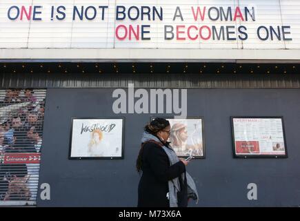 Islington, Londres, Reino Unido. 8 de marzo, 2018. En la pantalla de cine verde en el norte de Londres conmemora el Día Internacional de la mujer con el impactante eslogan en su cartelera de crédito: Jeffrey Blackler/Alamy Live News Foto de stock