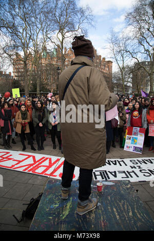 Londres, Reino Unido. 8 de Mar, 2018. Cientos de mujeres se reúnen en Russell Square para las mujeres de la huelga general en el Día Internacional de la Mujer el 8 de marzo de 2018 en Londres, Inglaterra, Reino Unido. El Día Internacional de la Mujer se celebra el 8 de marzo de cada año. En él se conmemora el movimiento por los derechos de las mujeres, y a todas las mujeres a permanecer juntos en la solidaridad sobre las cuestiones de la mujer. (Foto por Mike Kemp/en imágenes a través de Getty Images) Credit: Michael Kemp/Alamy Live News Foto de stock