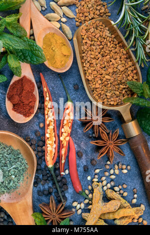 Hierbas y especias usadas para añadir sabor a la hora de cocinar. Foto de stock