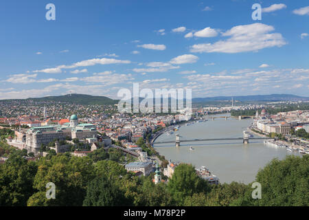 Vista desde el Castillo de Buda, a los pies de la Colina Gellert, el río Danubio y al Parlamento, Budapest, Hungría, Europa