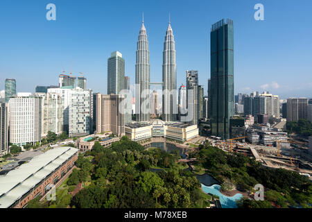 El horizonte de la ciudad de Kuala Lumpur y la construcción de rascacielos en el centro del distrito de negocios de Kuala Lumpur, Malasia. Asia.
